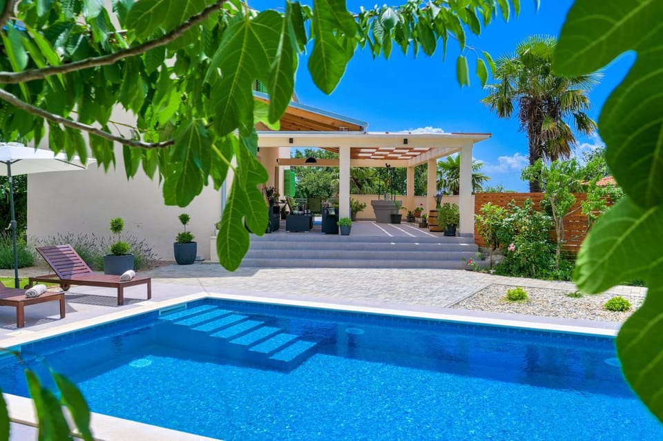 Day, Pool view, Swimming pool, sunbed