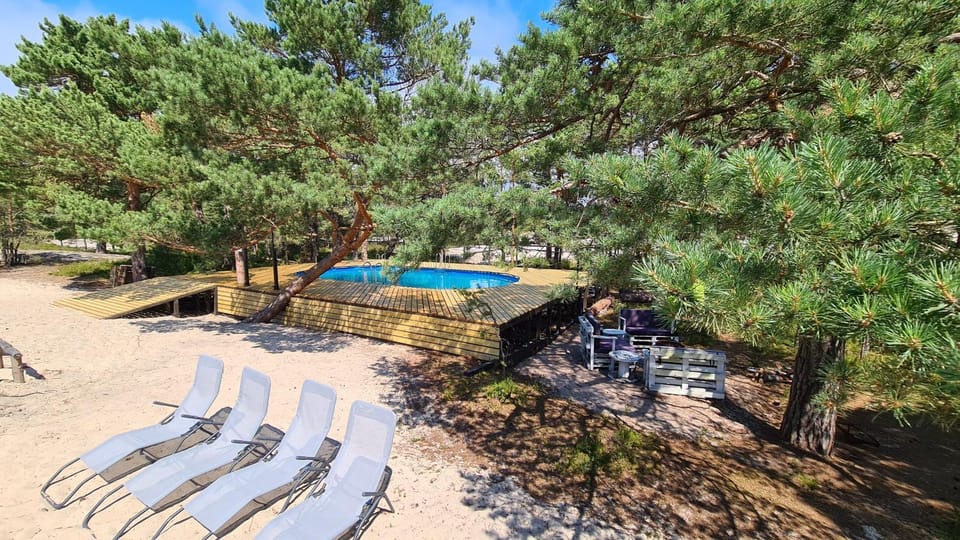 SUB HEL. Budżetowe pokoje w domu z basenem. Wokół domu tylko natura. Balkon zbyteczny. Apartment in Pomeranian Voivodeship