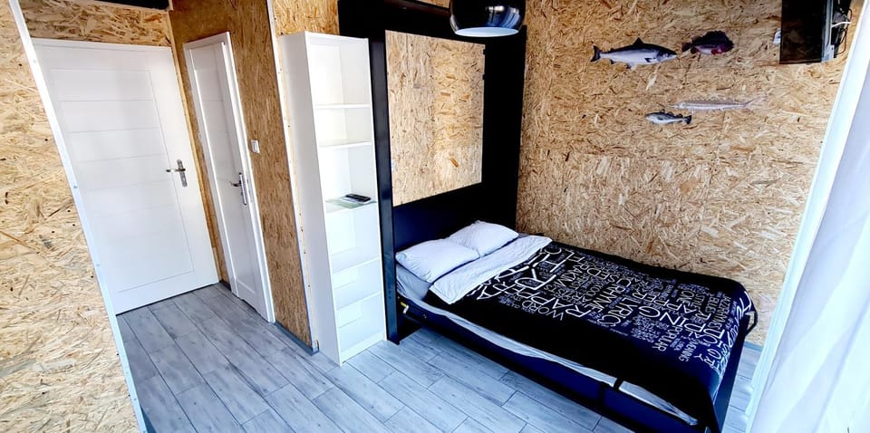 SUB HEL. Budżetowe pokoje w domu z basenem. Wokół domu tylko natura. Balkon zbyteczny. Apartment in Pomeranian Voivodeship