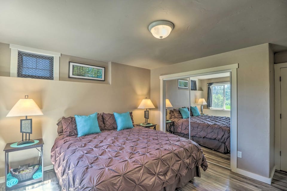 Cozy Bigfork Escape: Walk to Bigfork Harbor! Apartment in Bigfork