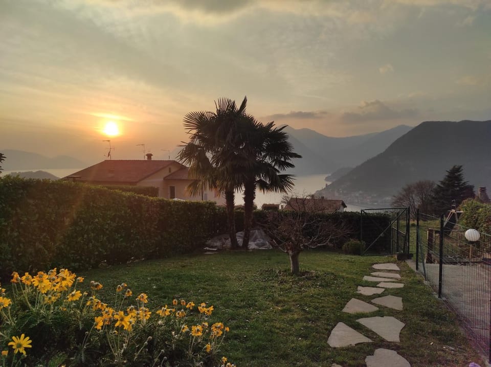 CasaDolcelago Sulzano Villa con Giardino Vista Lago Parking Free Apartment in Province of Brescia
