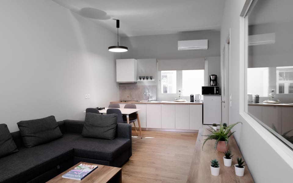 Kitchen or kitchenette, Living room, Seating area, Dining area, pet friendly, stove