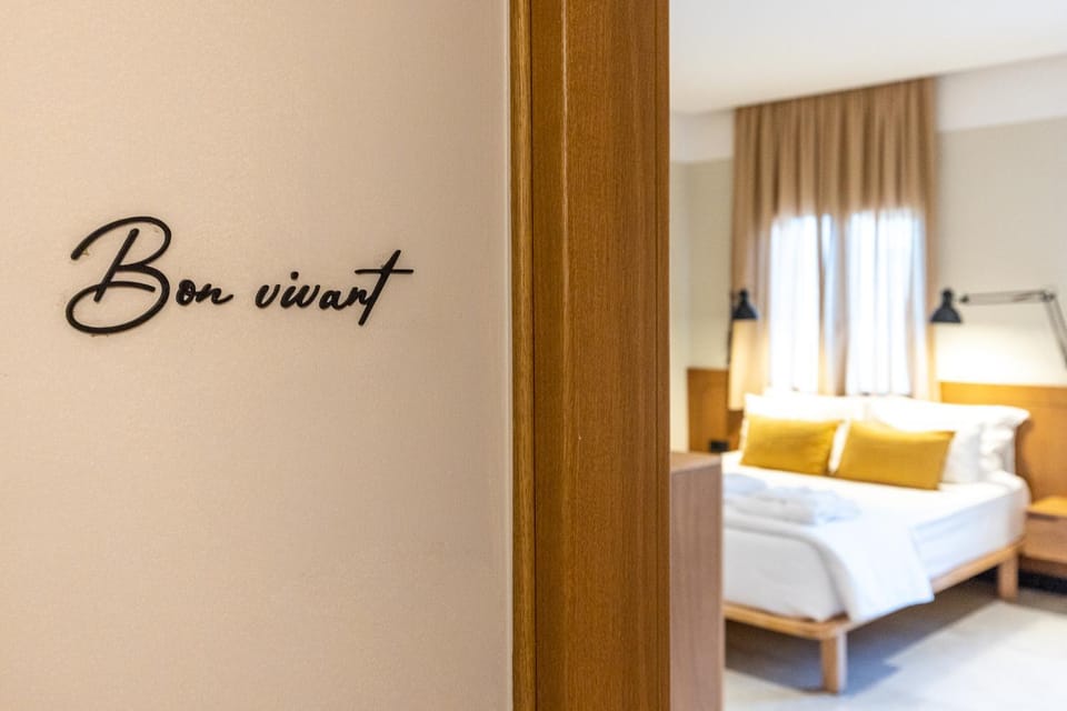 Bed, Photo of the whole room, Bedroom, Text overlay