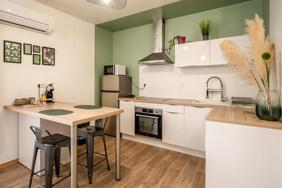 Day, Coffee/tea facilities, Kitchen or kitchenette, Seating area, Dining area, microwave, oven, stove, washing machine, kitchen, air conditioner