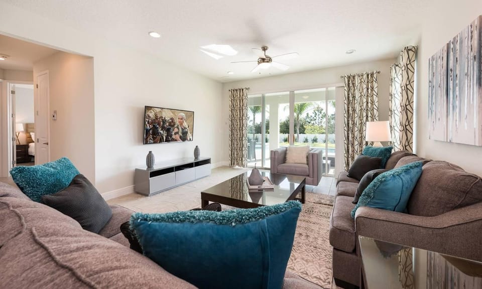 Spacious 8 Bdrm Abode with Spillover Spa in Encore House in Four Corners