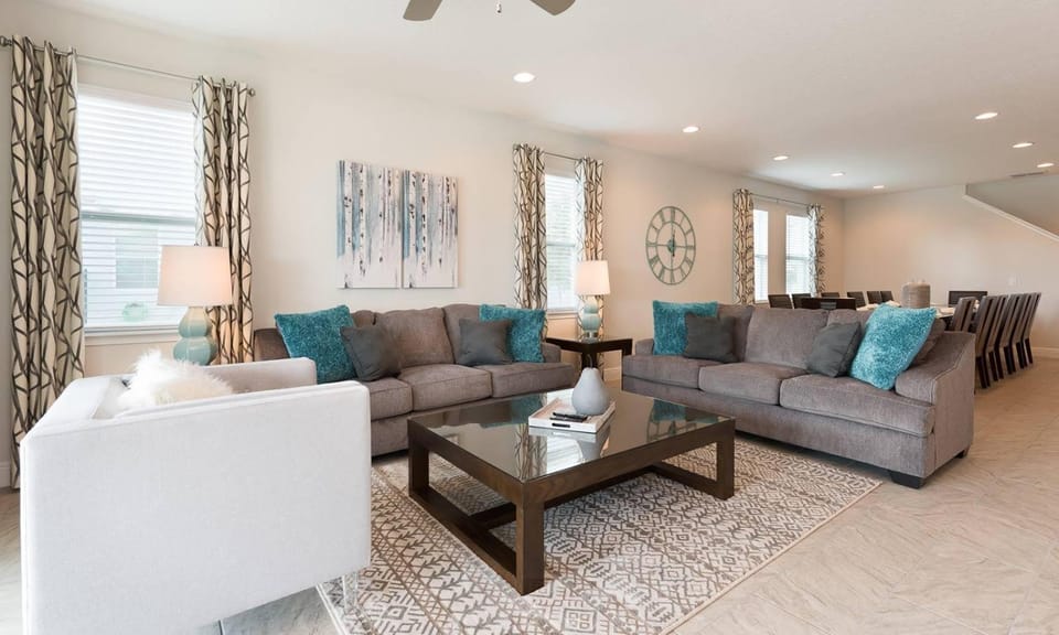 Spacious 8 Bdrm Abode with Spillover Spa in Encore House in Four Corners