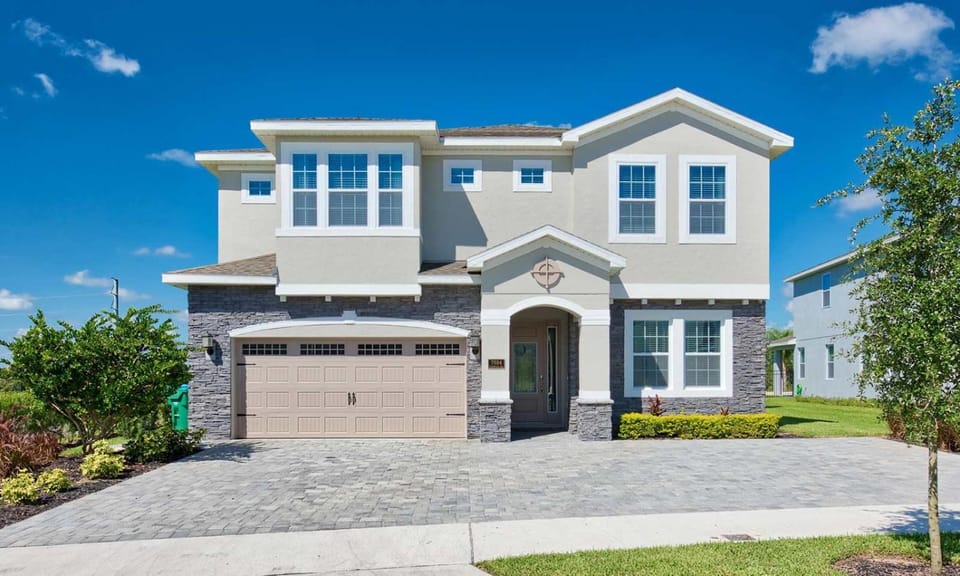Spacious 8 Bdrm Abode with Spillover Spa in Encore House in Four Corners