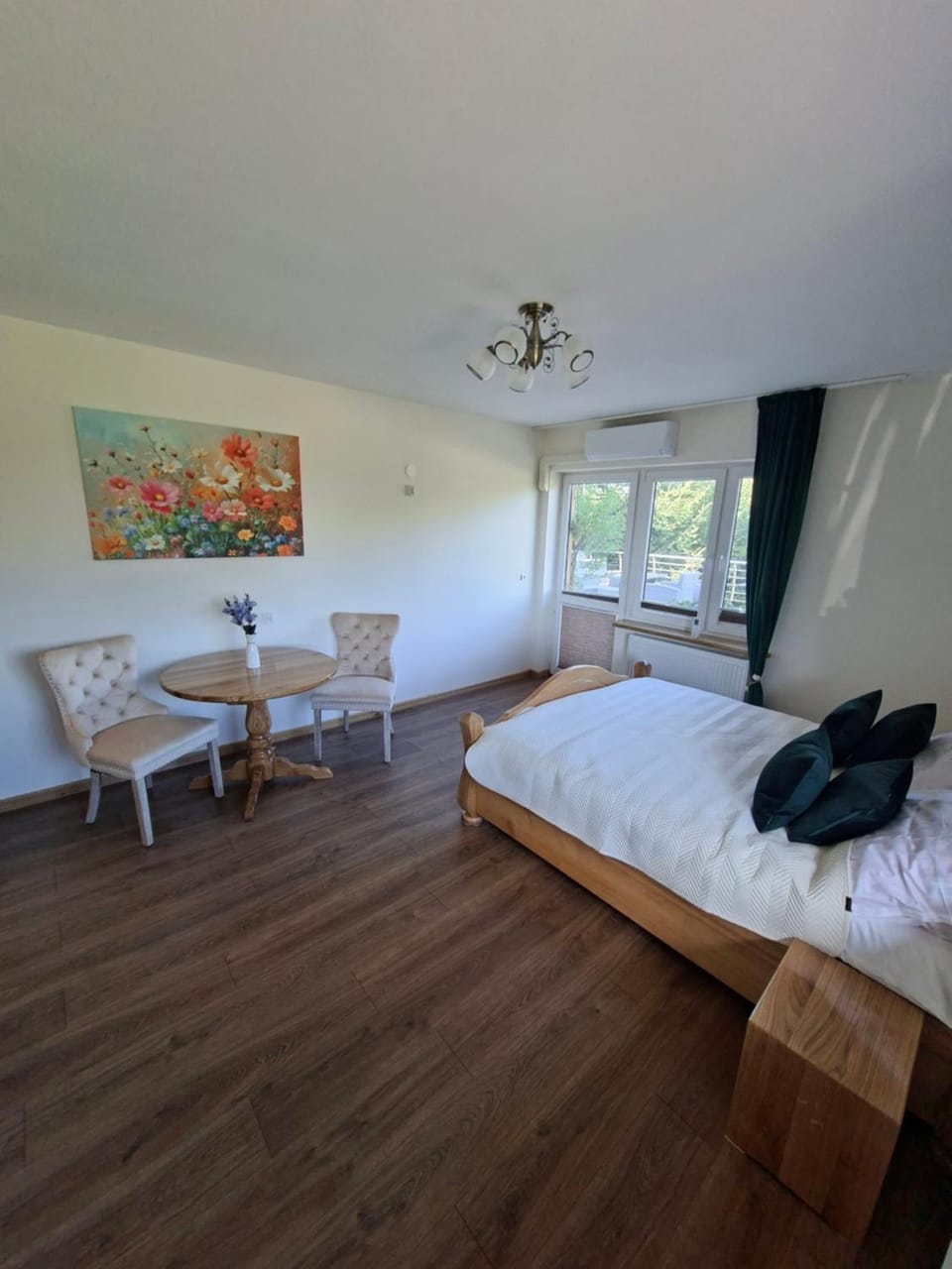 Bed, Photo of the whole room, Dining area, Bedroom