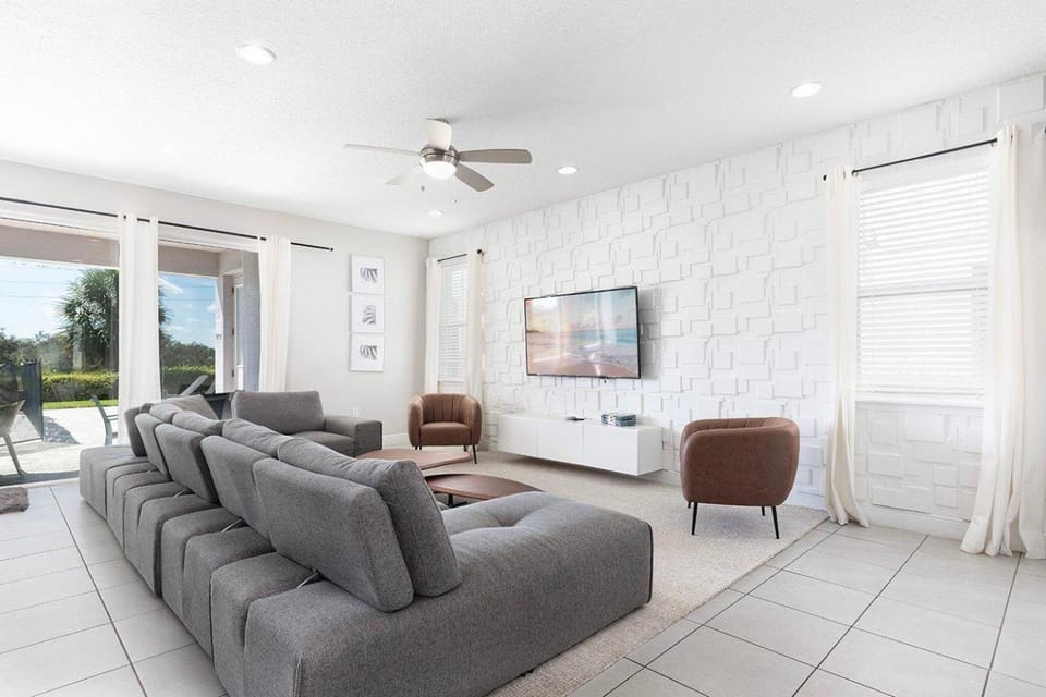 Modern 11 Bdrm Property with Game Room in Encore House in Four Corners