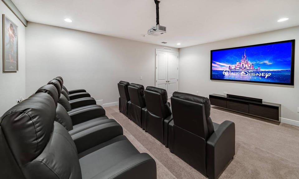 Modern 11 Bdrm Property with Game Room in Encore House in Four Corners