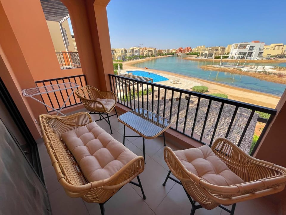 Lake view, Swimming pool