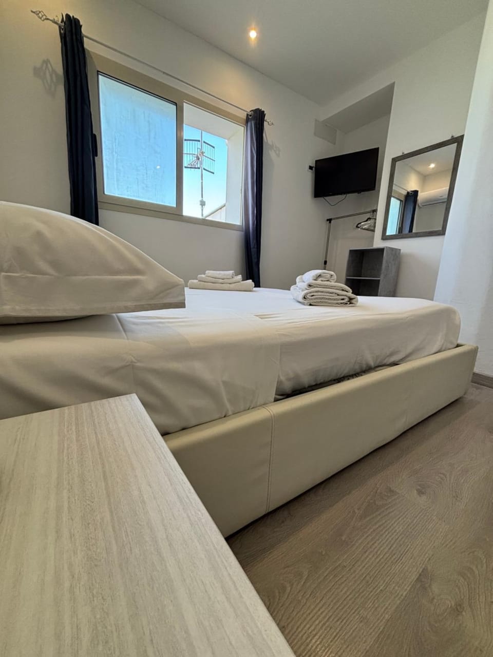Bed, TV and multimedia, Photo of the whole room, Bedroom