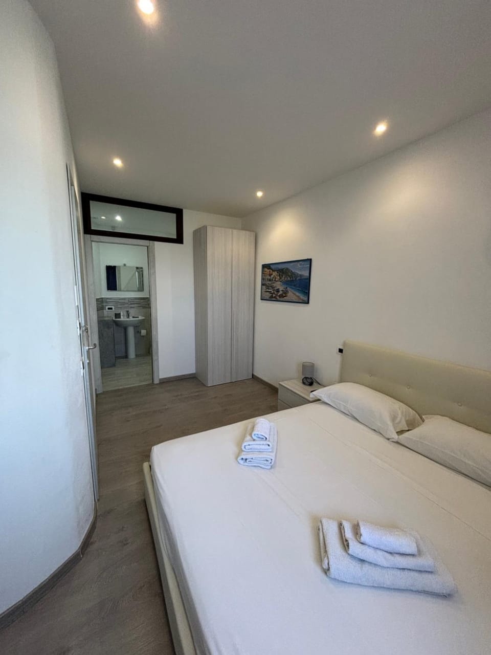 Bed, TV and multimedia, Photo of the whole room, Bedroom, towels, wardrobe