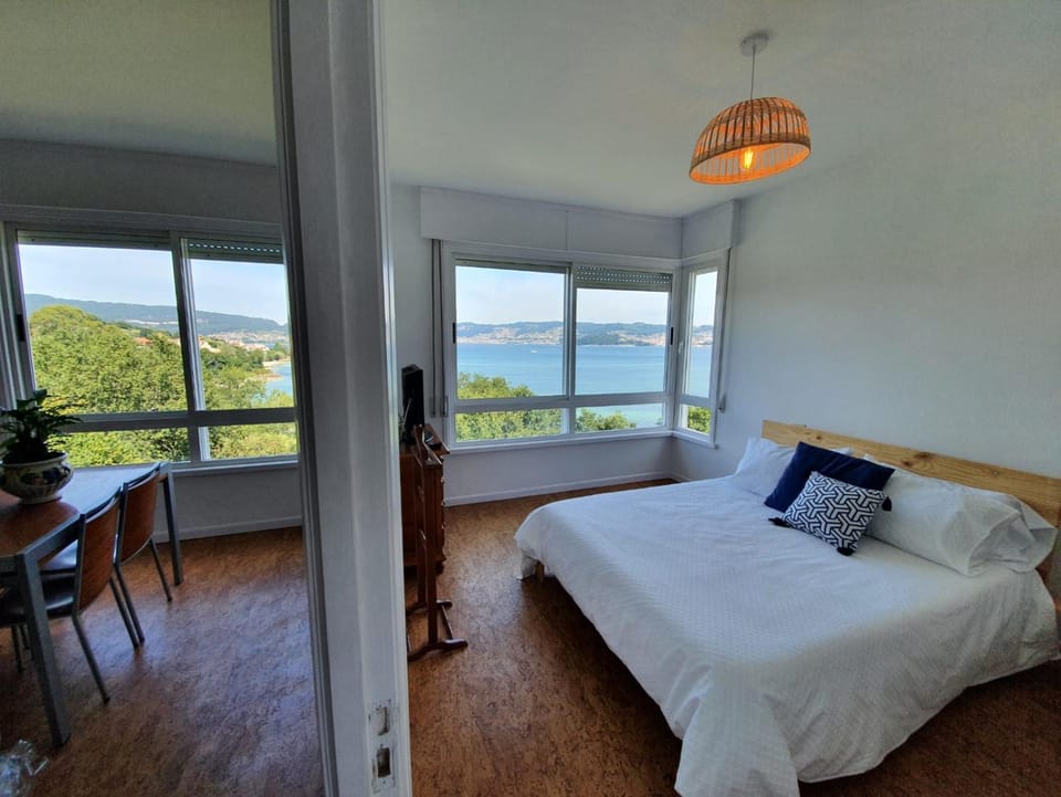 Photo of the whole room, Sea view
