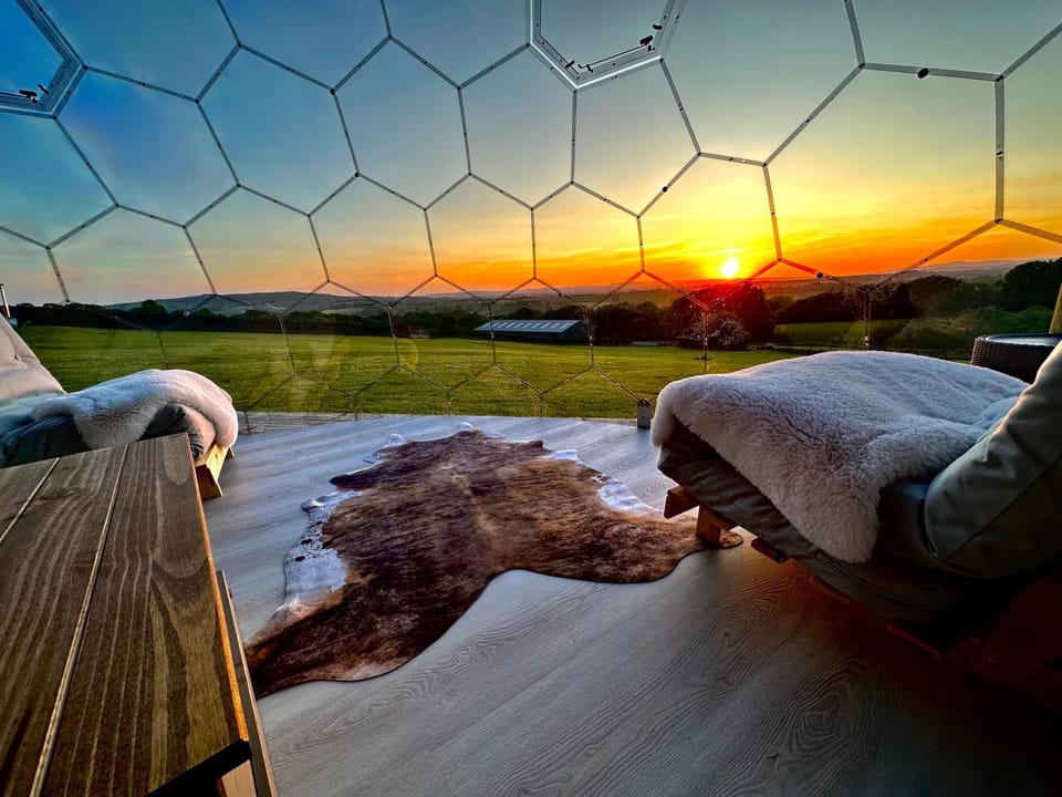 Deerstone Glamping-Pinhaw Beacon dome Hot tub Luxury tent in Pendle District
