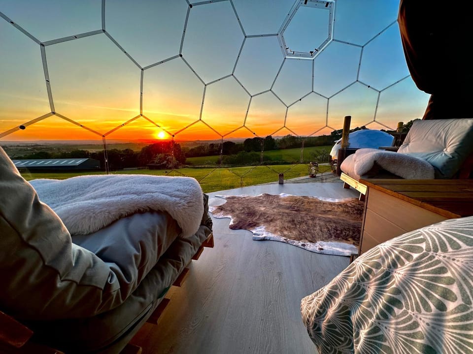 Deerstone Glamping-Pinhaw Beacon dome Hot tub Luxury tent in Pendle District