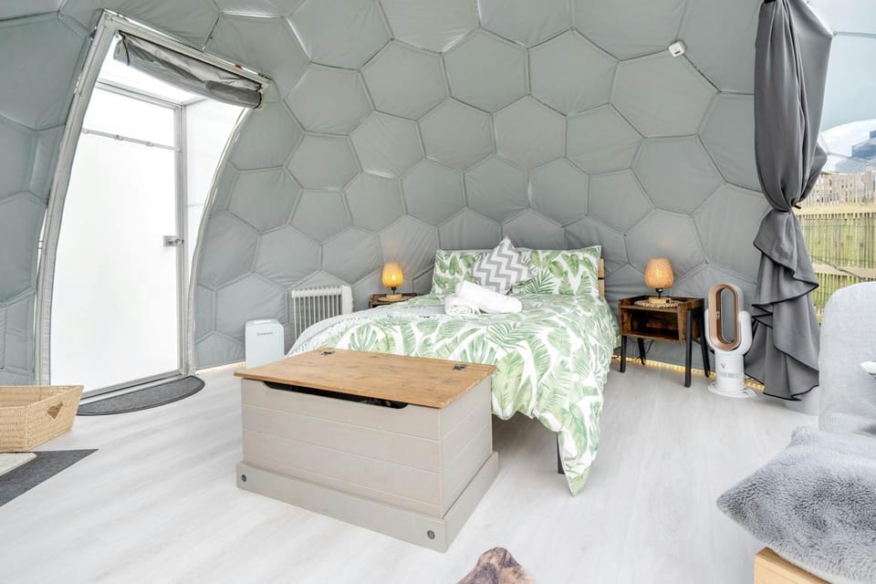 Deerstone Glamping-Pinhaw Beacon dome Hot tub Luxury tent in Pendle District