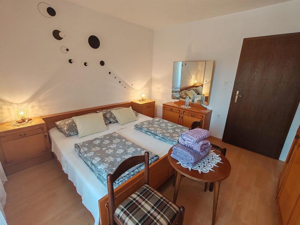 Bed, Bedroom, towels