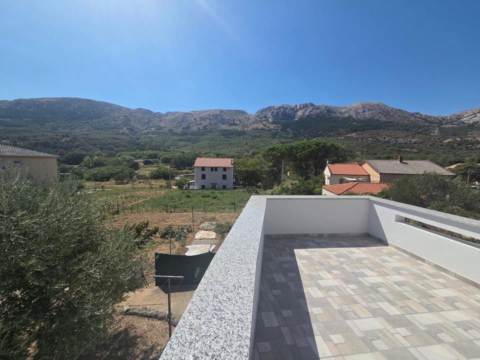 Property building, Day, Balcony/Terrace, Mountain view