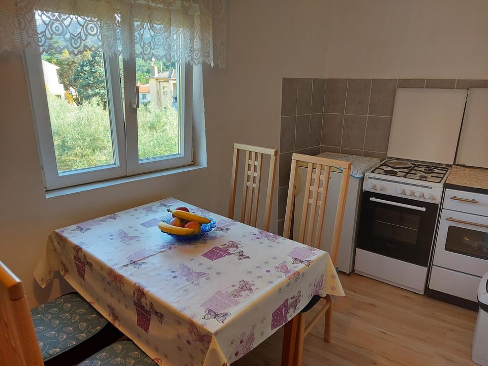 Kitchen or kitchenette, Dining area