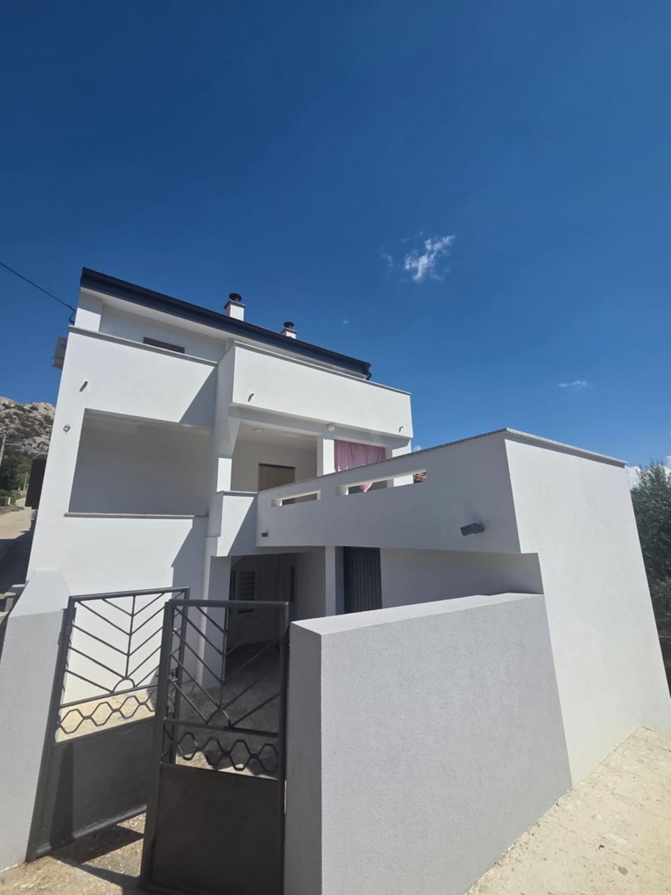 Property building, Day, Balcony/Terrace