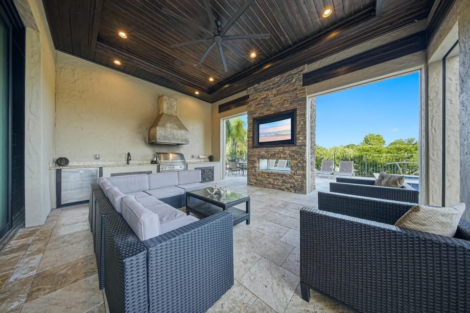 Delightful 6 Bdrm Haven with Theater Room at Reunion House in Osceola County