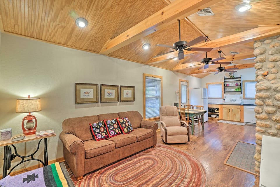 Charming Hilltop Cottage in Medicine Park! House in Medicine Park
