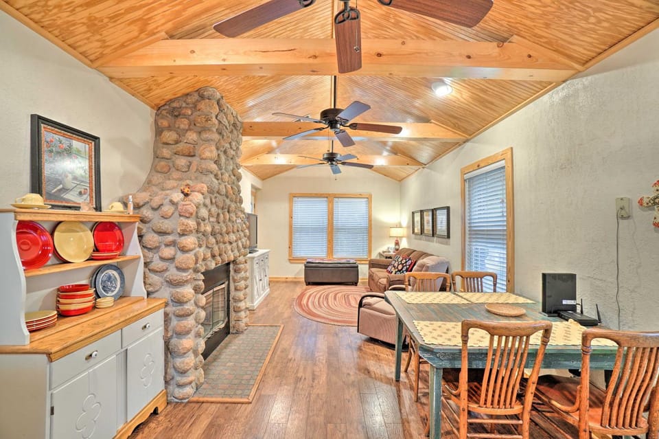 Charming Hilltop Cottage in Medicine Park! House in Medicine Park