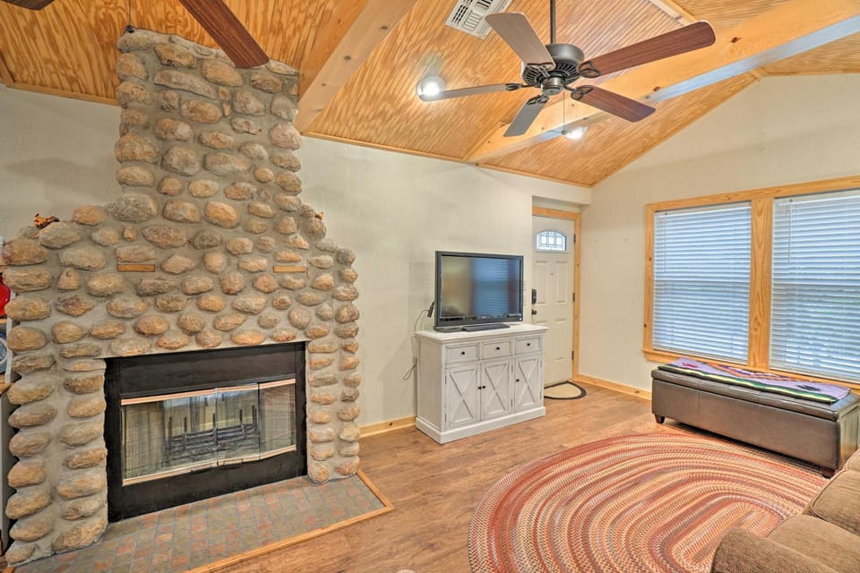 Charming Hilltop Cottage in Medicine Park! House in Medicine Park