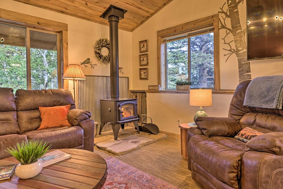 Rocky Mountain Hideaway in Como w/ Hot Tub! House in Park County