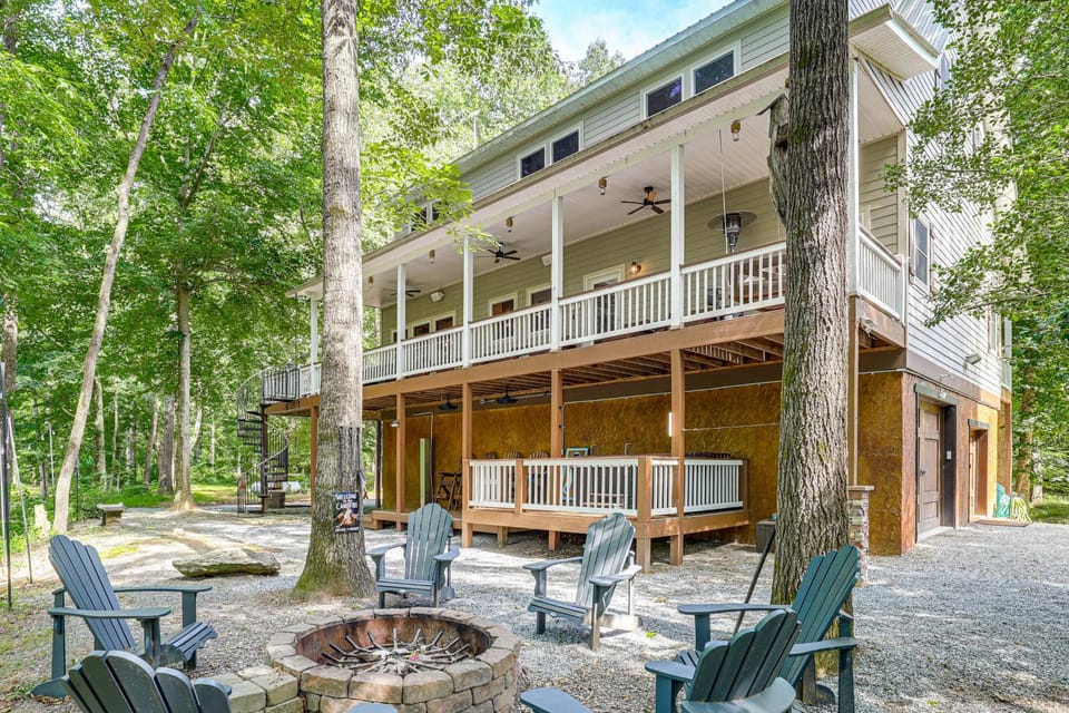 Riverfront Lake Lure Lodge w/ Fire Pit & Hot Tub! House in Tennessee