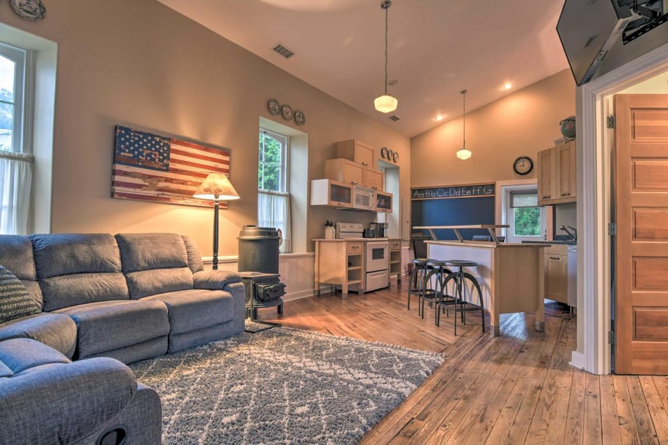 Private Hot Tub at Cozy Wrightsville Cottage! House in Pennsylvania