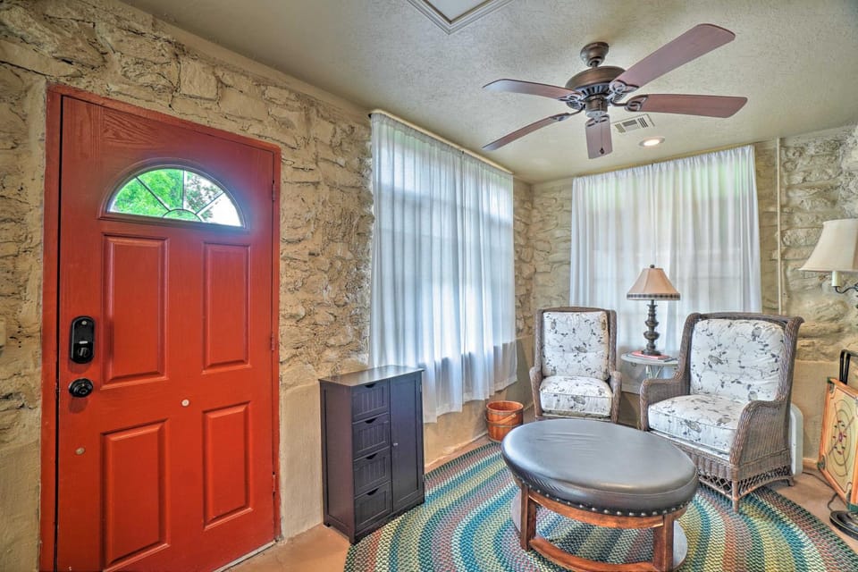 Enchanting Hilltop Cottage in Medicine Park! House in Medicine Park