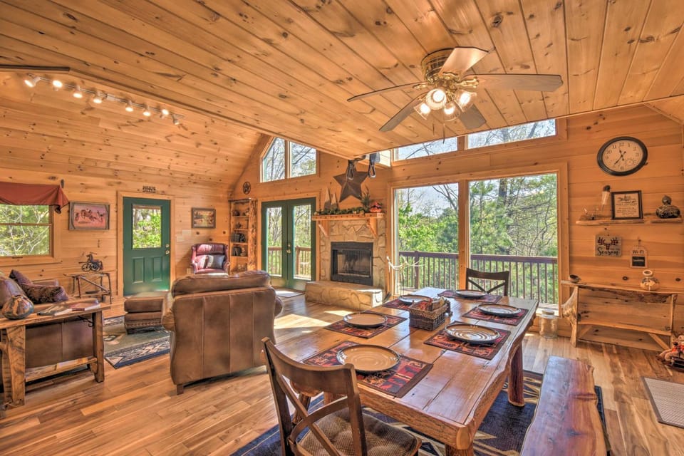 Dreamy Ellijay Resort Cabin w/ Game Room & Decks! Cabin in Georgia