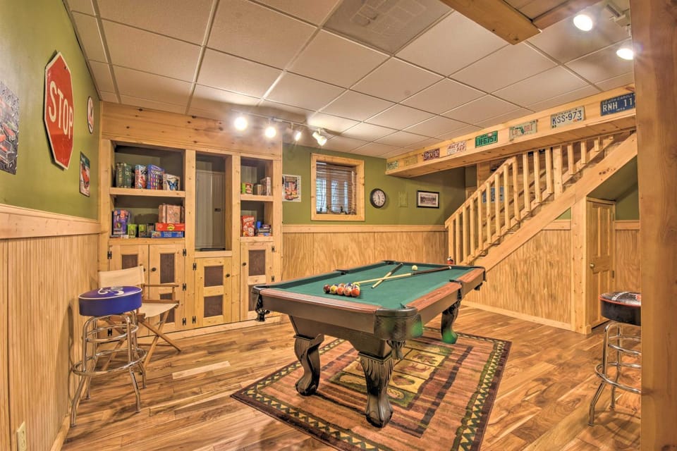 Dreamy Ellijay Resort Cabin w/ Game Room & Decks! Cabin in Georgia