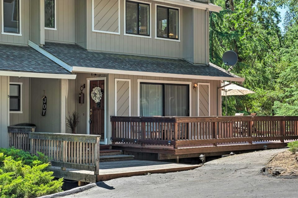 Pine Mountain Lake Haven with Spacious Deck! House in Groveland