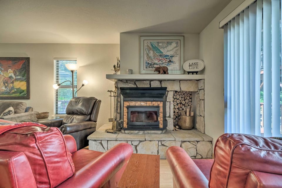 Pine Mountain Lake Haven with Spacious Deck! House in Groveland