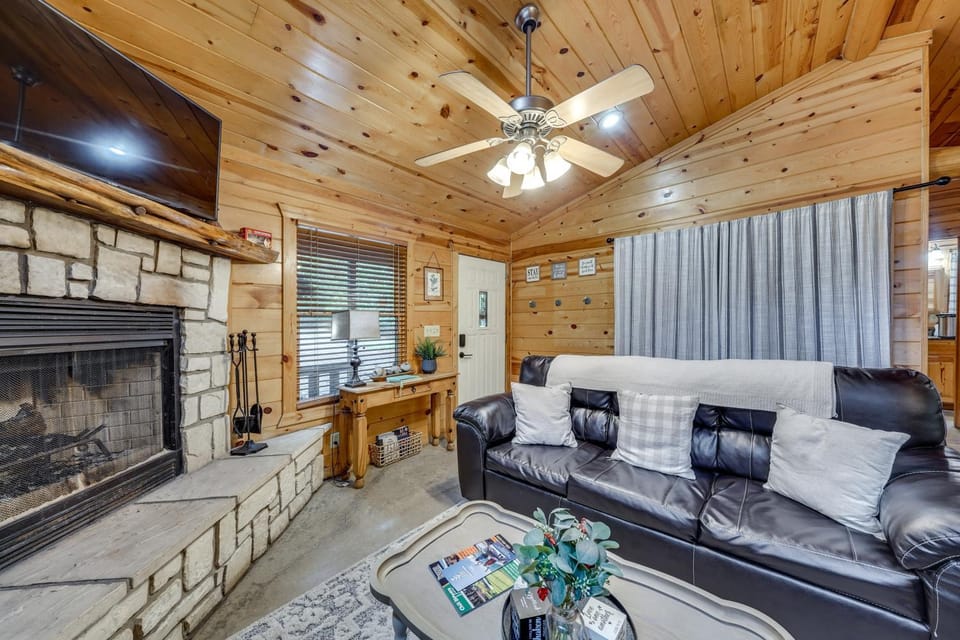 Hot Tub & Deck: Broken Bow 'Azalea House' House in Broken Bow