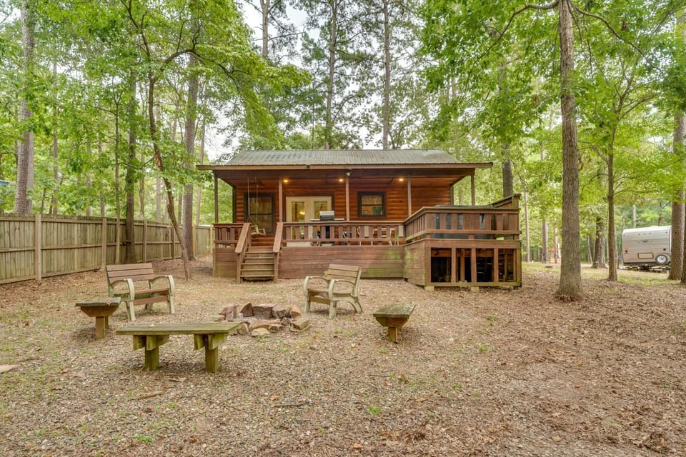 Hot Tub & Deck: Broken Bow 'Azalea House' House in Broken Bow