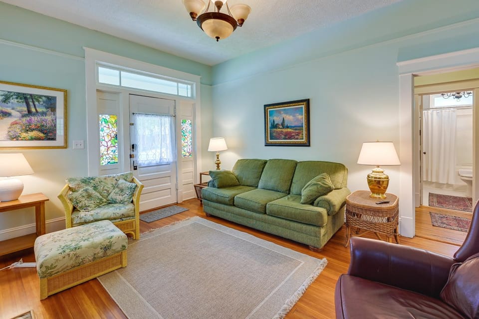 Cozy ‘Casa Verde’ Getaway - 1 Mi to UNCG Campus House in Greensboro