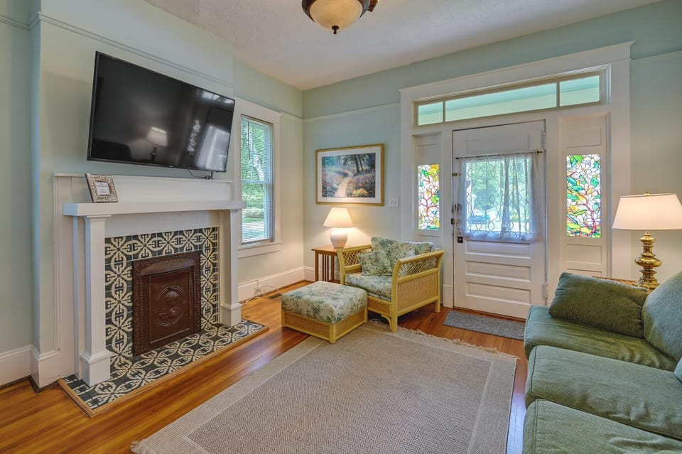 Cozy ‘Casa Verde’ Getaway - 1 Mi to UNCG Campus House in Greensboro