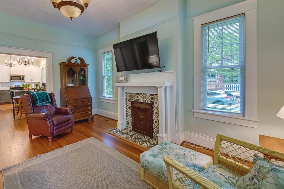 Cozy ‘Casa Verde’ Getaway - 1 Mi to UNCG Campus House in Greensboro
