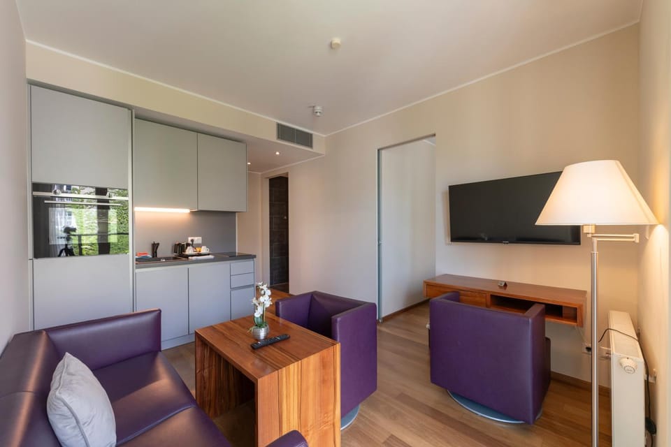 TV and multimedia, Kitchen or kitchenette, Living room, Seating area, Dining area