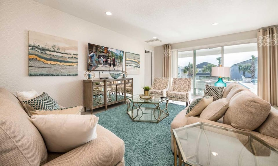 Spacious 8 Bdrm Home with South Facing Pool in Encore House in Four Corners