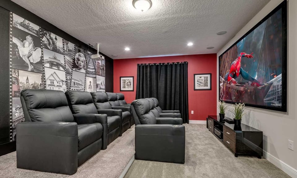Spacious 8 Bdrm Home with South Facing Pool in Encore House in Four Corners