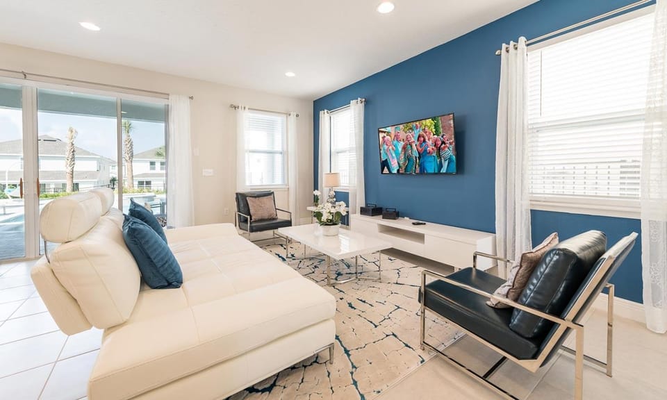 Vibrant 5 Bdrm Home with Private Pool in Encore House in Four Corners