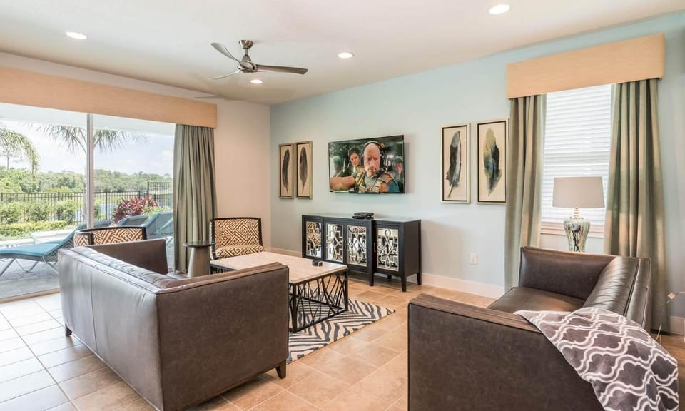Traditional 5 Bdrm Villa with Screened In Pool at Encore House in Four Corners