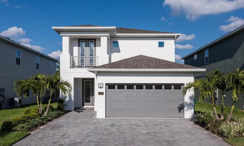 Traditional 5 Bdrm Villa with Screened In Pool at Encore House in Four Corners