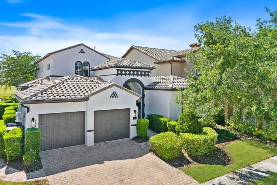 Polished 5 Bdrm Villa with Home Theater at Reunion House in Osceola County
