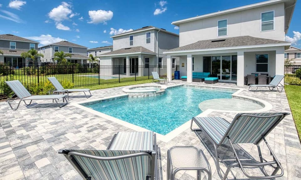 Serene Vibrant 4 Bdrm Villa with Games Room at Encore House in Bay Lake